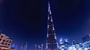 Gece ışıklarıyla aydınlatılmış Burj Khalifa, Dubai'nin şehir silüetinde yükseliyor