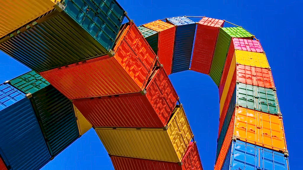 Renkli konteynerlerden oluşan kemer yapısı ve mavi gökyüzü