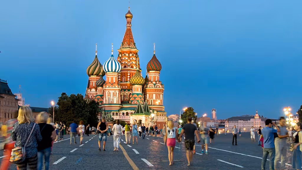 Moskova'daki Kızıl Meydan'da Aziz Vasil Katedrali ve çevrede dolaşan turistler