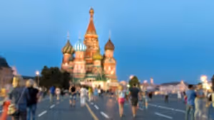 Moskova'daki Kızıl Meydan'da Aziz Vasil Katedrali ve çevrede dolaşan turistler