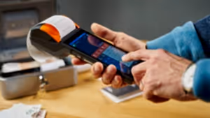 POS cihazıyla ödeme yapan kişi