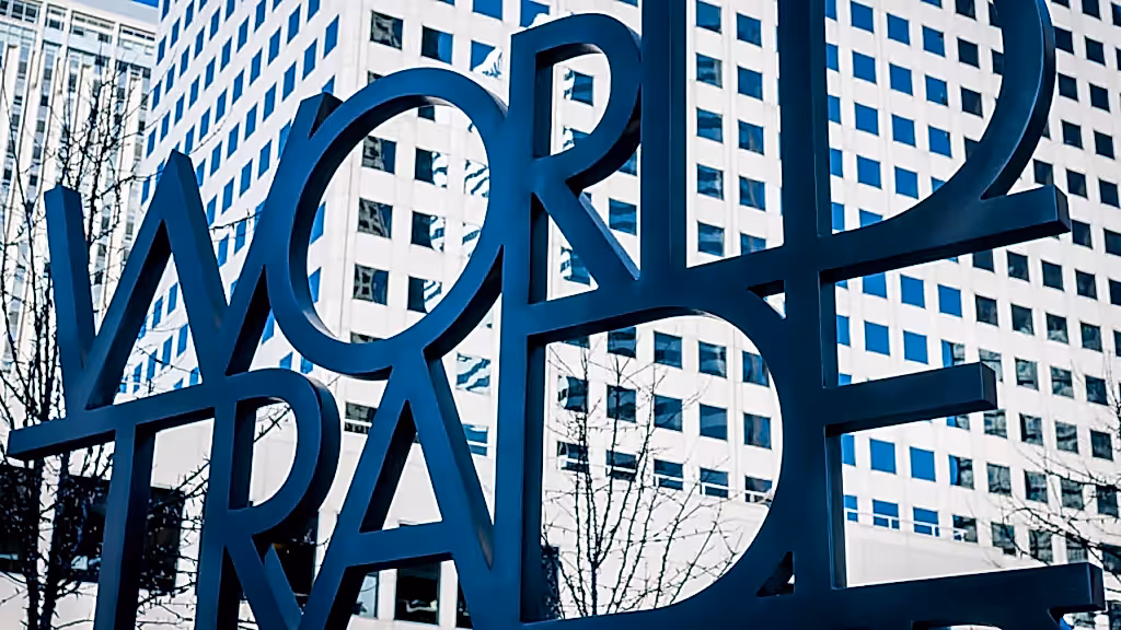 World Trade yazısı, yüksek katlı bir bina önünde