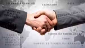 Dünya haritası önünde el sıkışan iki kişi, çevresinde ticaret ve ekonomi kuruluşlarının isimleri