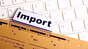 Import yazılı etiket, beyaz klavye ve arşiv klasörü üzerinde